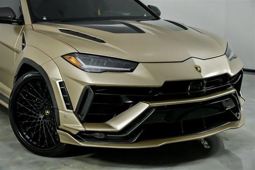 Gold 2023 Lamborghini Urus Performante