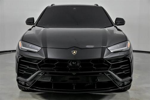 2021 Lamborghini Urus Pearl Capsule