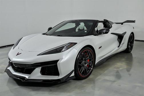 White Pearl Metallic Tricoat 2023 Chevrolet Corvette Z06