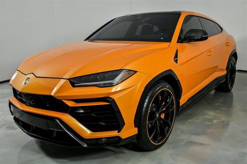 2022 Lamborghini Urus PEARL CAPSULE-CARBON INT & EXT-REAR EXEC SEATING
