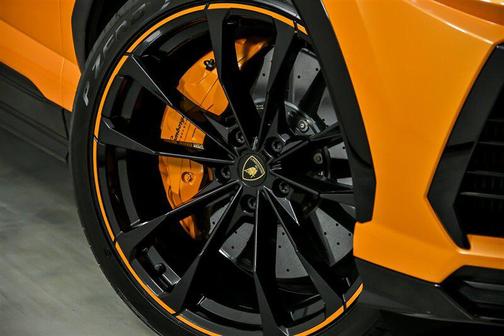 2022 Lamborghini Urus PEARL CAPSULE-CARBON INT & EXT-REAR EXEC SEATING