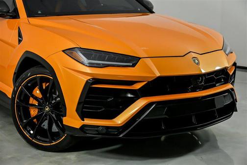 2022 Lamborghini Urus PEARL CAPSULE-CARBON INT & EXT-REAR EXEC SEATING