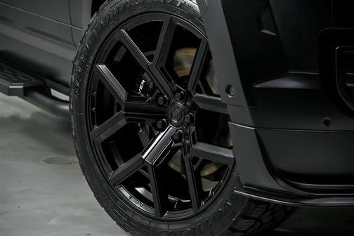 2024 Land Rover Defender 110 V8