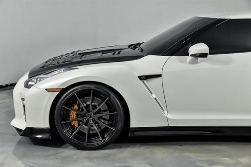 2020 Nissan GT-R Premium Dual-clutch 6-Speed Transmission