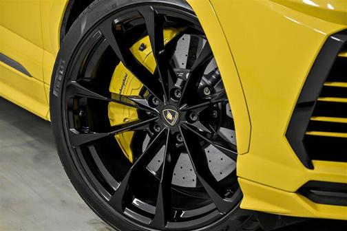 2022 Lamborghini Urus 