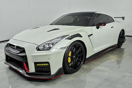 Pearl White Tricoat 2020 Nissan GT-R NISMO Dual-clutch 6-Speed Transmission
