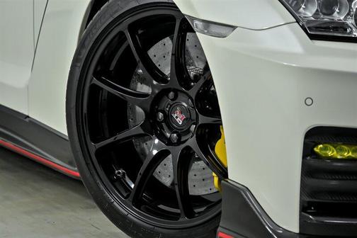 Pearl White Tricoat 2020 Nissan GT-R NISMO Dual-clutch 6-Speed Transmission