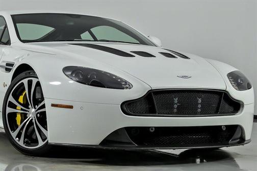 Stratus White 2015 Aston Martin V12 Vantage S Base