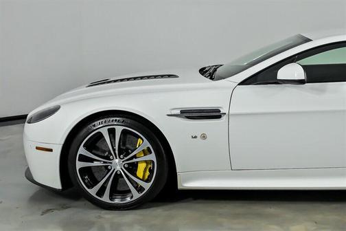 Stratus White 2015 Aston Martin V12 Vantage S Base
