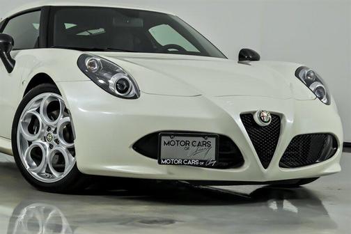 Madreperla White Tri-Coat 2016 Alfa Romeo 4C Base