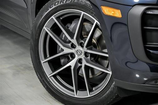 2022 Porsche Macan -1 OWNER & CLEAN CARFAX