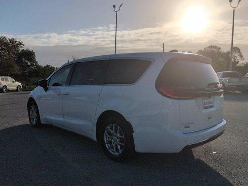 Bright White Clearcoat 2026 Chrysler Pacifica Select