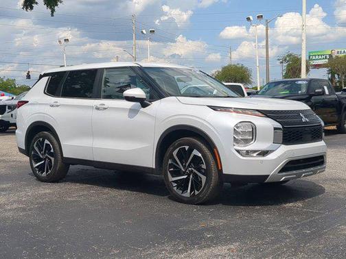 2023 Mitsubishi Outlander SE
