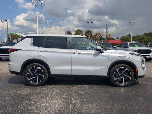 2023 Mitsubishi Outlander SE