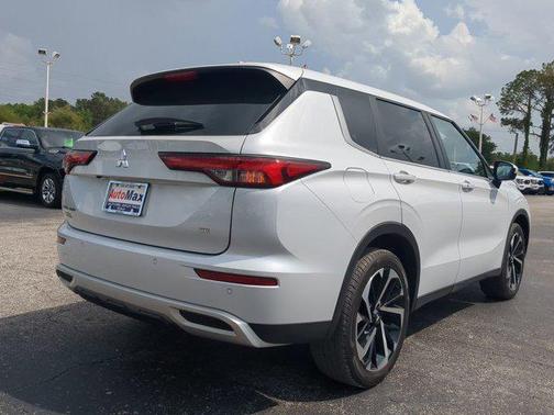 2023 Mitsubishi Outlander SE