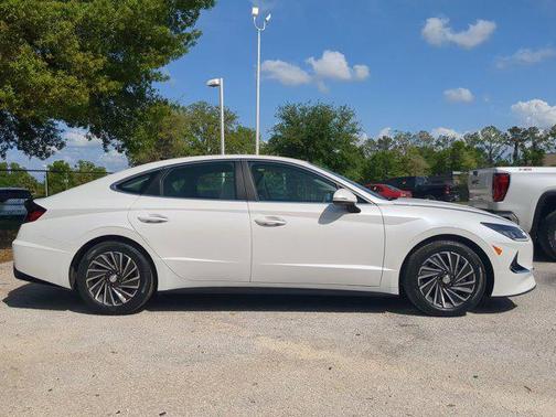 2022 Hyundai SONATA Hybrid SE
