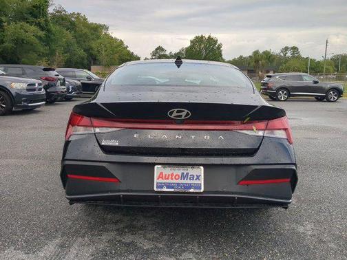 2024 Hyundai ELANTRA SE