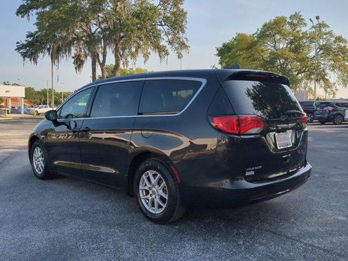 2022 Chrysler Voyager LX