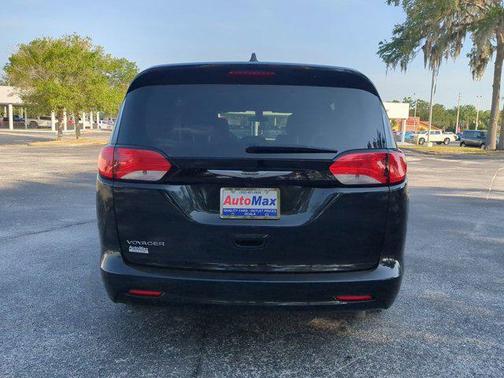 2022 Chrysler Voyager LX