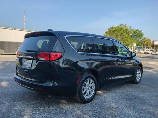 2022 Chrysler Voyager LX