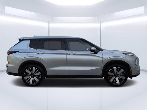 Black Diamond 2025 Mitsubishi Outlander SE