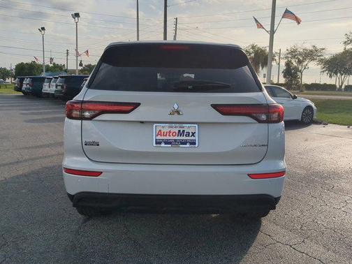 2022 Mitsubishi Outlander ES