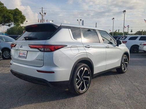 2022 Mitsubishi Outlander ES