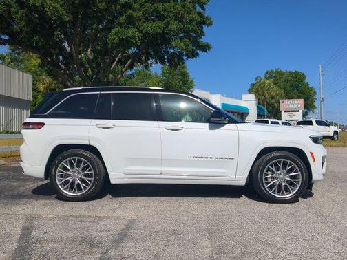 2022 Jeep Grand Cherokee Summit