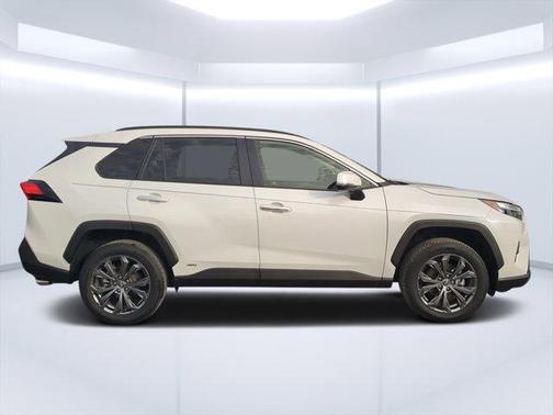 Blizzard Pearl 2022 Toyota RAV4 Hybrid SE