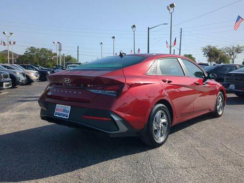 2025 Hyundai ELANTRA SE
