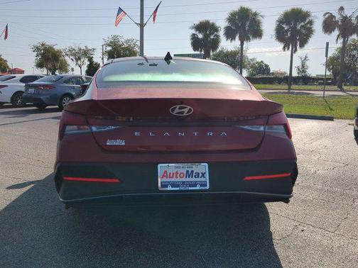 2025 Hyundai ELANTRA SE
