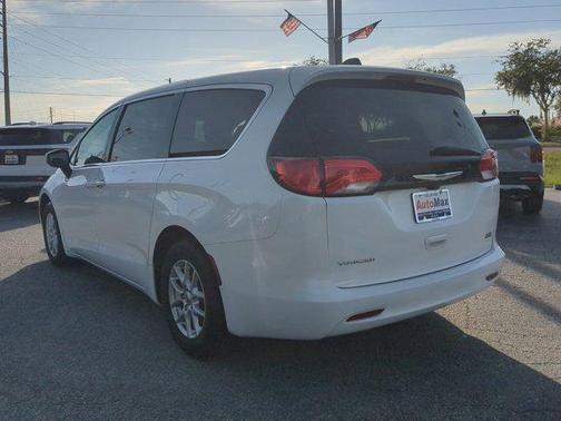 2023 Chrysler Voyager LX