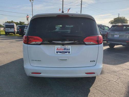 2023 Chrysler Voyager LX