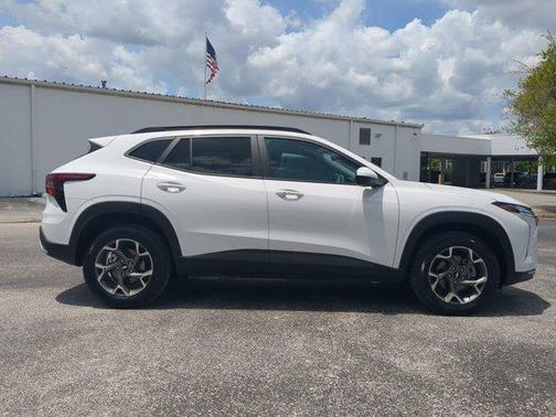 Summit White 2025 Chevrolet Trax LT