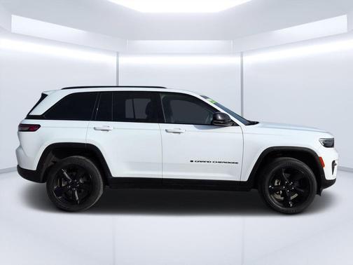 Bright White Clearcoat 2024 Jeep Grand Cherokee Laredo