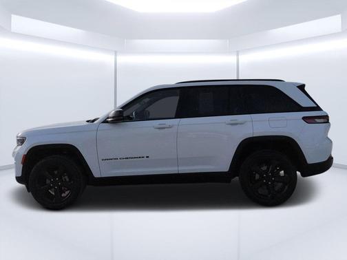 Bright White Clearcoat 2024 Jeep Grand Cherokee Laredo