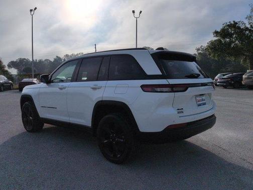 Bright White Clearcoat 2024 Jeep Grand Cherokee Laredo