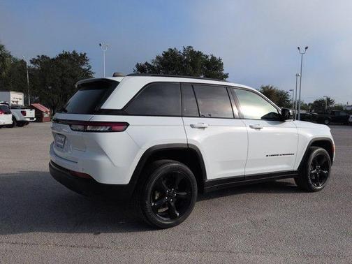 Bright White Clearcoat 2024 Jeep Grand Cherokee Laredo