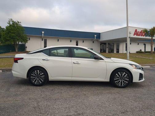 Glacier White 2025 Nissan Altima SV FWD