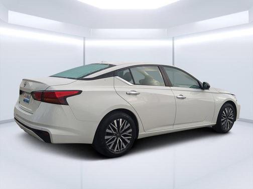 Glacier White 2025 Nissan Altima SV FWD