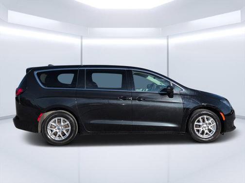 Brilliant Black Crystal Pearlcoat 2023 Chrysler Voyager LX