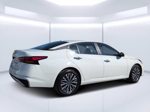 Glacier White 2025 Nissan Altima SV FWD