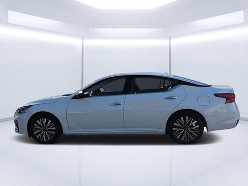 Glacier White 2025 Nissan Altima SV FWD