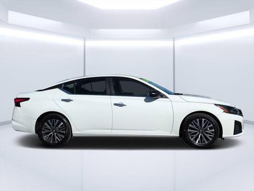Glacier White 2025 Nissan Altima SV FWD