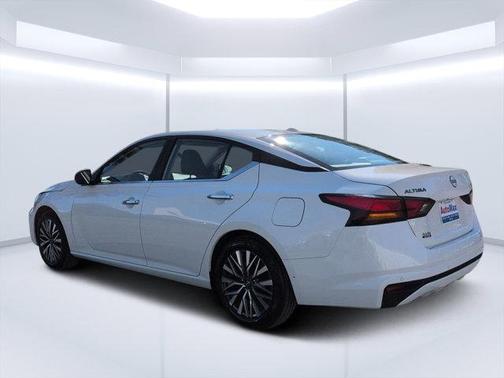 Glacier White 2025 Nissan Altima SV FWD
