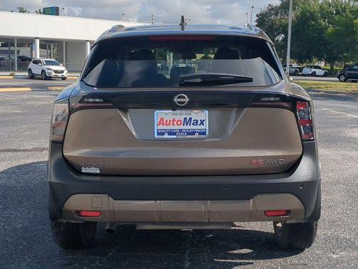 2025 Nissan Kicks SR
