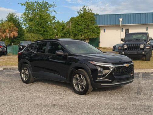 Mosaic Black Metallic 2025 Chevrolet Trax LT