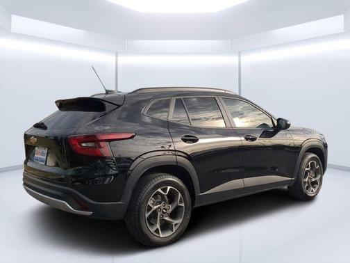Mosaic Black Metallic 2025 Chevrolet Trax LT