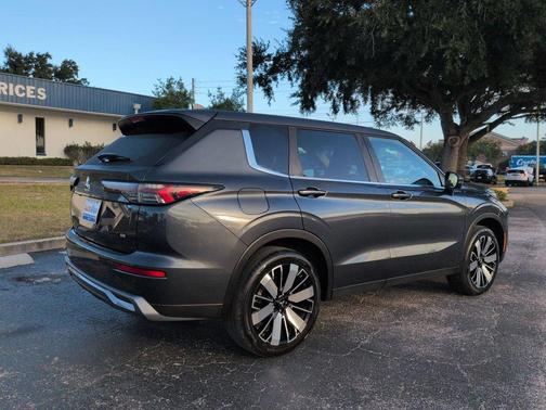 Graphite Gray 2025 Mitsubishi Outlander SE