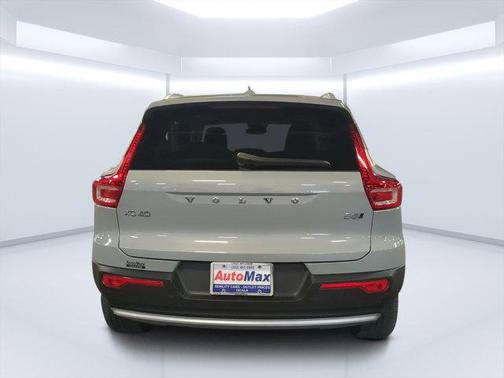 2024 Volvo XC40 Plus Bright Theme